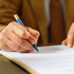 Prawnik sporządzający dokument zmiany umowy najmu w rozwodzie UK