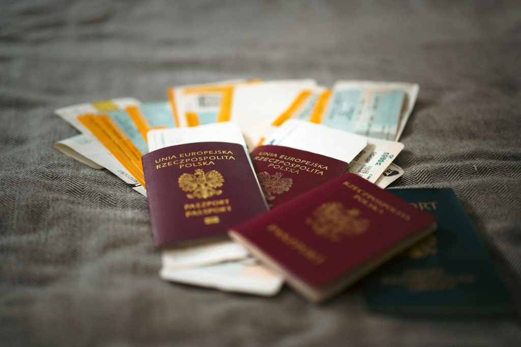 na zdjeciu polskie paszporty z biletami podrozy do polski, o co staraja sie polscy rodzice wysylajac aplikacje do sadu w UK o paszport dla dziecka bez zgody rodzica
